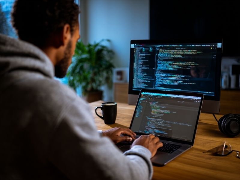 D&eacute;veloppeur travaillant sur son ordinateur