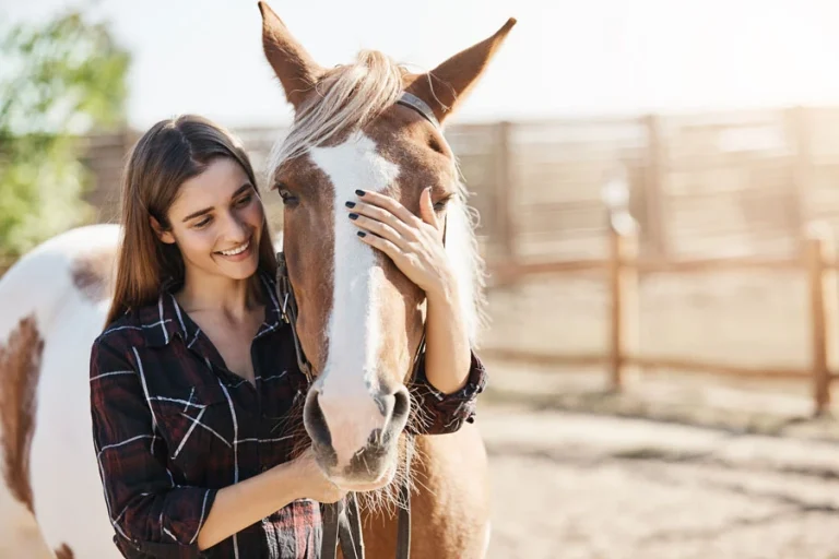 Jeune femme caressant un cheval