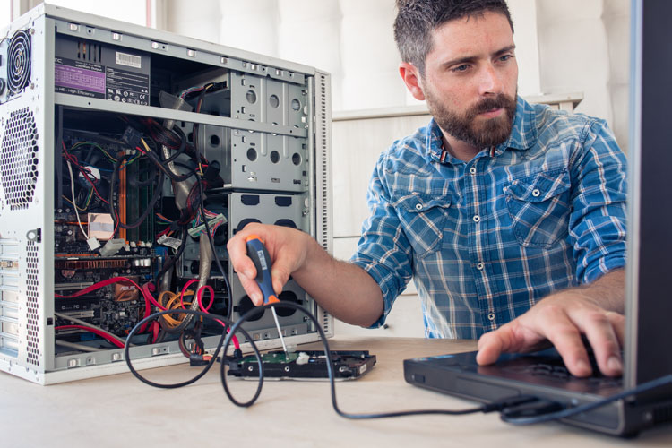 L'ingénieur répare le disque dur de l'ordinateur