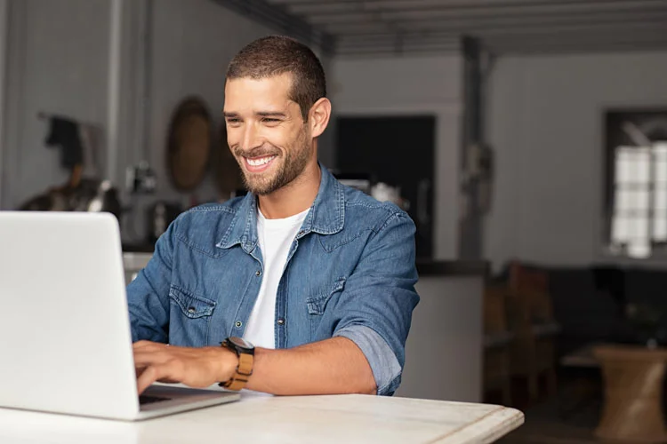 Homme tapant au clavier