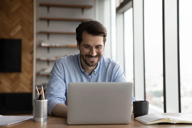 Homme devant un ordinateur portable