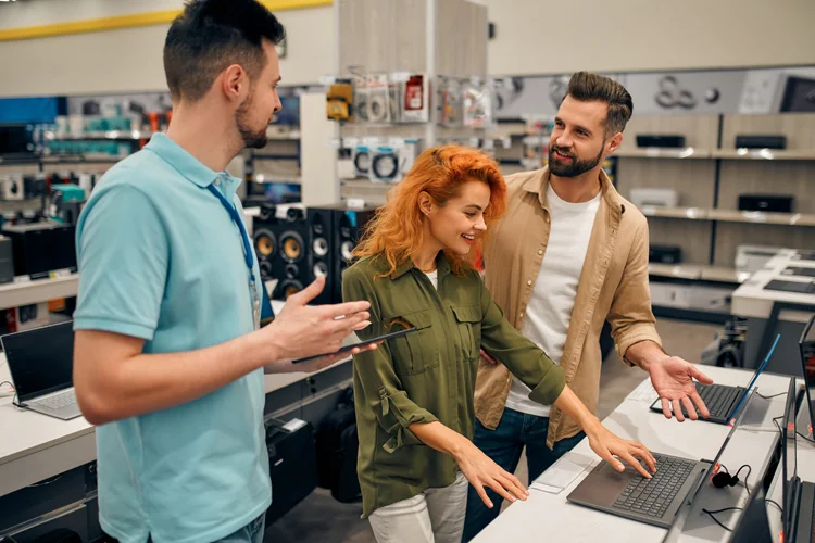 Couple choisissant un ordinateur dans un magasin spécialisé en informatique