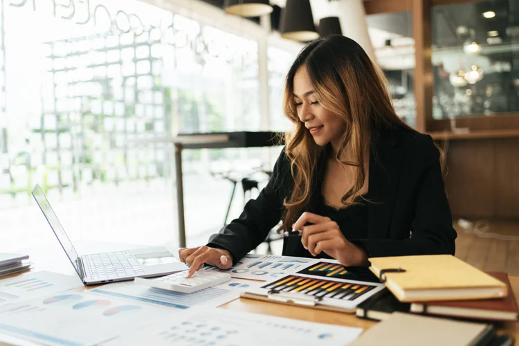 femme sur une calculatrice