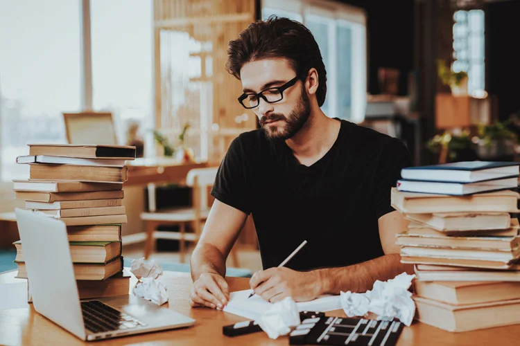 écrivain au travail