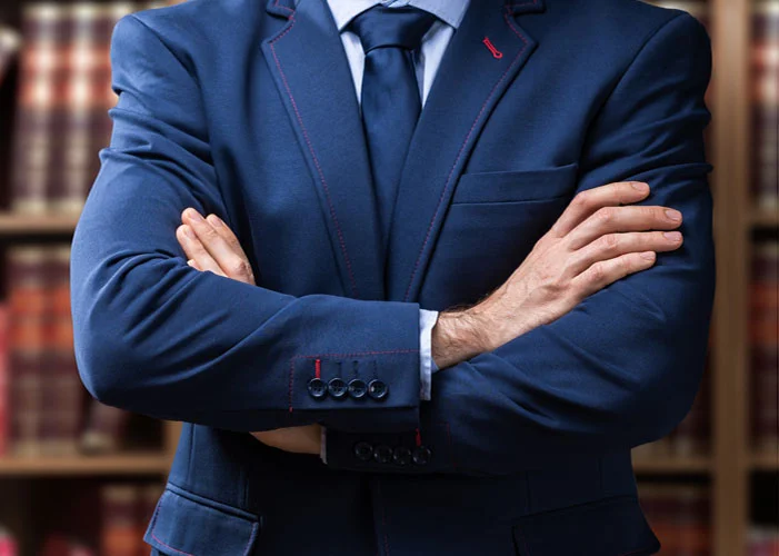 Section médiane d'un avocat debout contre une étagère.